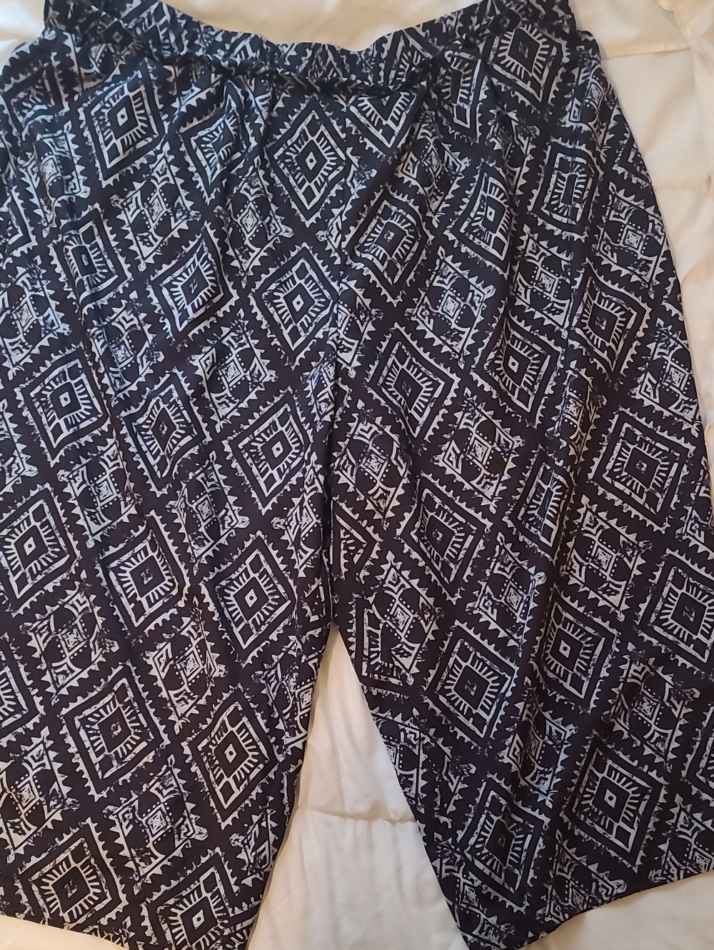 Women's Black & White Geometric Print Capris